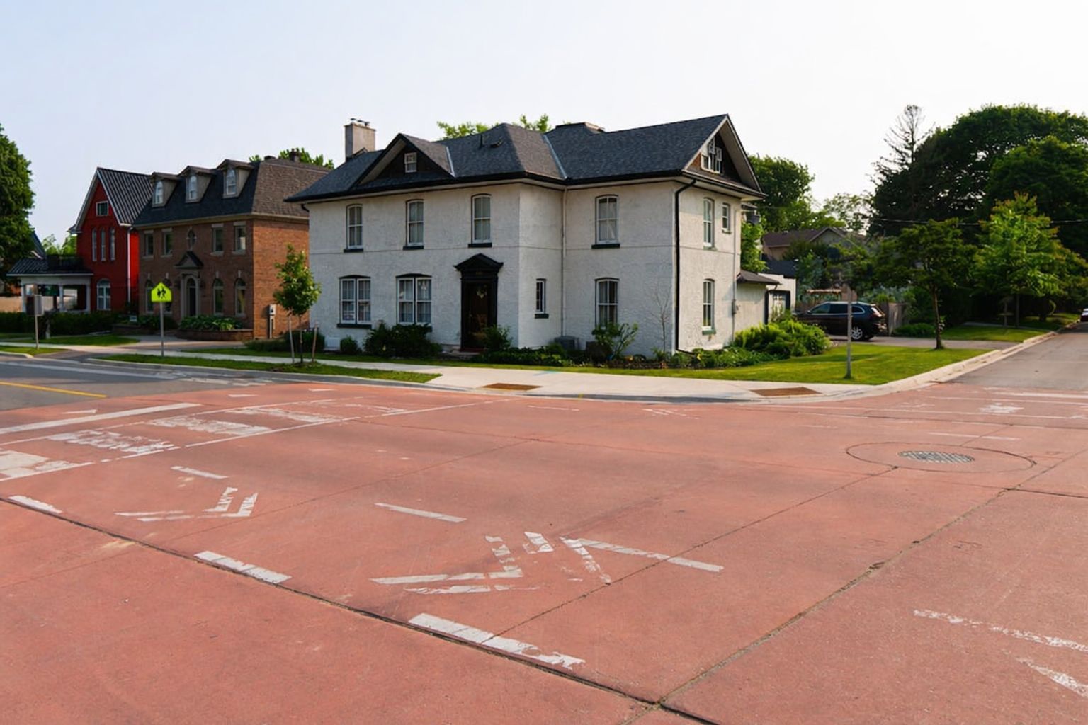 Gathörn med äldre hus, varav ett är stort och vitt, potentiellt ett museum.