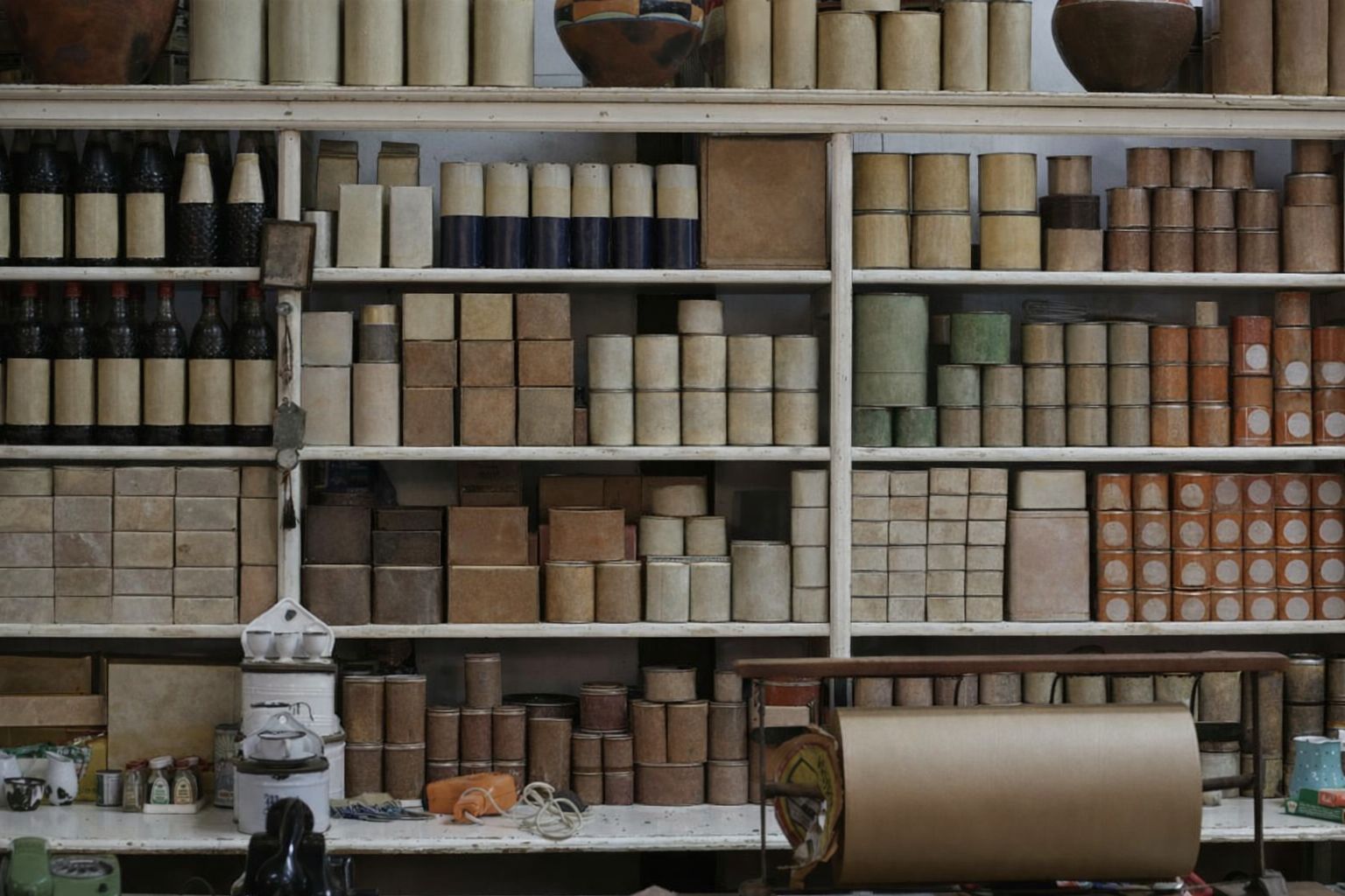 Hyllor fyllda med förpackningar och flaskor, likt ett gammaldags museum.
